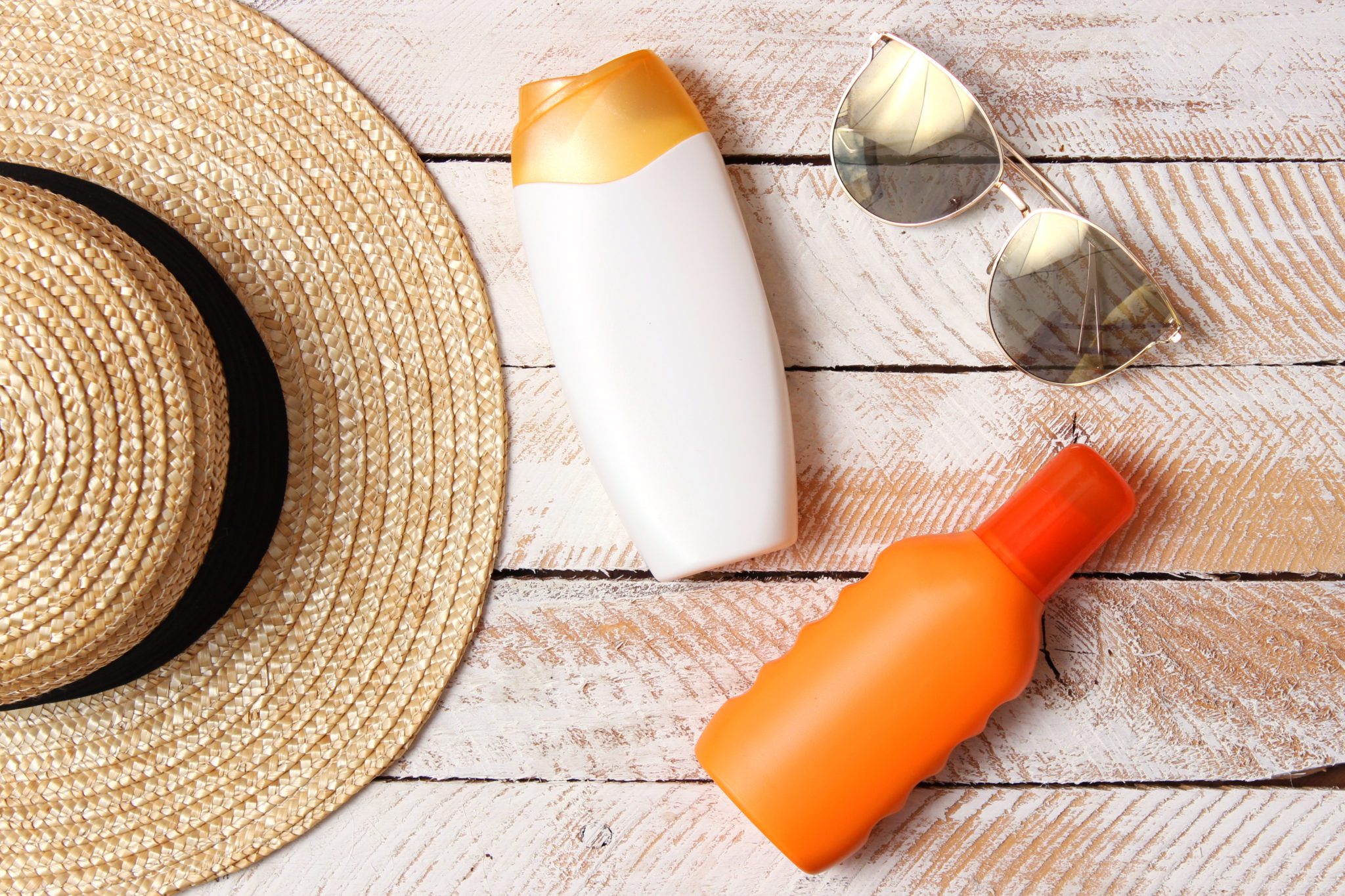 Sun shield spf 50 janssen cosmetics. Солнцезащитные ингредиенты. Косметика для загара. Солнцезащитные ингредиенты. Крем на столе.